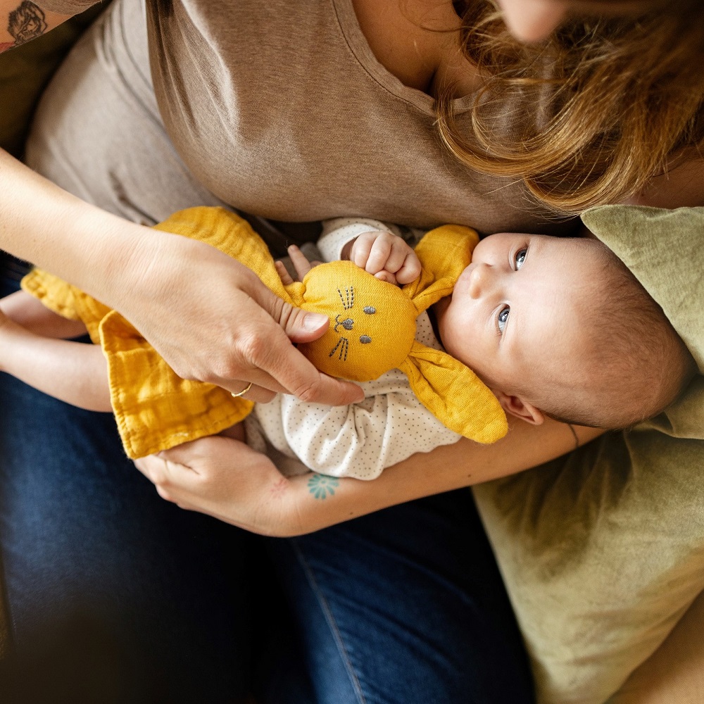 PETITE&MARS 416315 Bambusowa muślinowa przytulanka Hugo Cinnamon Spice - obrazek 2